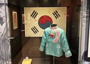 호주 전쟁기념관, 중국풍 옷을 ‘한국 전통 의상’으로 전시 논란