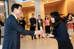 정명근, “3월 8일은 ‘국제 여성의 날’...여직원들에게 장미와 빵을 선물했다”