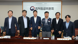내년 최저임금 2.9%↑·시간당 1만320원…‘역대 최저폭 인상’