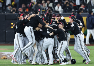 LG, 2년 만에 통합우승…한화 꺾고 한국시리즈 제패