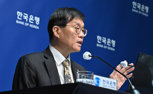‘부동산’ 강조한 한은…전문가들 “금리 인하 올해 넘긴다”