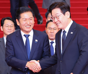 李 외교 성과에 鄭 ‘찬물’…‘역할 분담’인가 ‘엇박자’인가