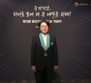 ‘클린룸 명가’ 신성이엔지 이지선 대표, 은탑산업훈장 수상