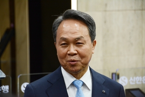 신한지주 다시 맡은 진옥동...시장의 관심은 ‘수익성·비은행’