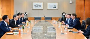 LG-벤츠 동맹 ‘2조원 잿팟’…LG엔솔, 이차전지 공급