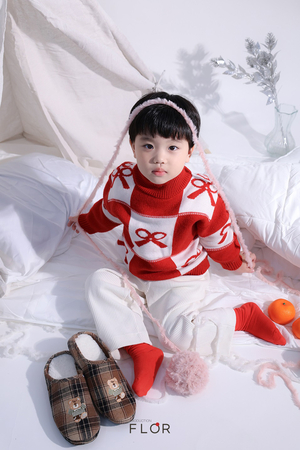 플로르 방송제작사, 2025 겨울화보 공개...따뜻한 겨울 채우는 노건율·라재하 모델 밝은 순간