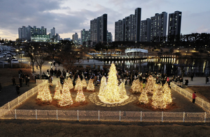 아이에스동서, 중산지구서 ‘2025 크리스마스 트리 점등식’