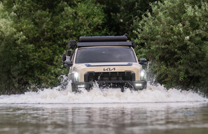 SUV에 치인 픽업 트럭…기아·KGM ‘밖으로~’, 지엠 ‘안으로~’