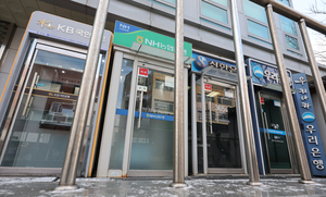 신용대출 이자 연 7%로 제한...금리인하 나선 은행들