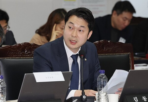 둔덕 재활용 지시 질의에 한국공항공사-하청 업체 ‘진실 게임’…민주 김동아 “한쪽은 위증, 고발해야”