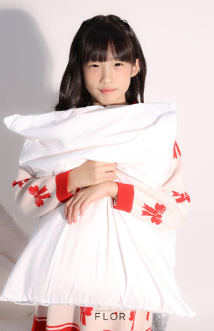 플로르 방송제작사, 겨울 화보 공개… 키즈모델 오다원·이다겸이 전하는 순수한 겨울의 온기