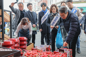김동연, 설 연휴 첫날 민생 챙기기...전통시장·소방서·복지시설 등 방문
