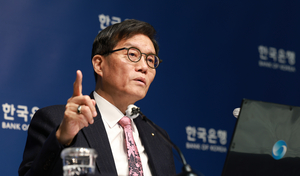 ‘달러 급등·코스피 급락’…환율 1500원에 멈춰 선 한은 총재