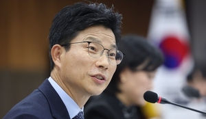 與 정을호, 금배지 떼고 靑으로…김준환 전 국정원 차장 비례 승계