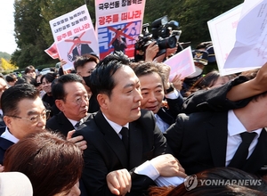 “달걀이라도 맞고 싶다”…선거철 보수의 ‘광주 참배 정치’