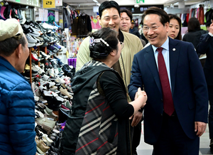 유정복 “현장에 답 있다”...동인천 상권·현대제철 찾아 민생·산업 현장 점검