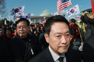 李 없는 청와대로 몰려간 국힘, 집회신고 안해 구호 없이 9km ‘침묵 행진’