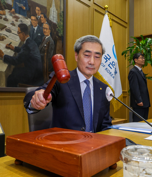 “갈 길은 금리인상”…신현송 체제 첫 금통위, 매파 색채 뚜렷