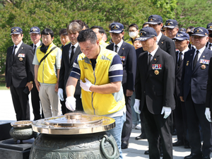 참전용사 100명 초청 오찬·묘비 정화…동서식품, 현충원 봉사활동