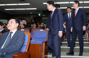 국힘 쇄신할까…거취 압박 속 ‘재선거’에 올인하는 張의 노림수