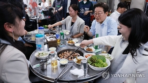 李 “젊은 이성 옆자리 앉히지 말라”?…1년 전 ‘여직원과 회식’ 재조명