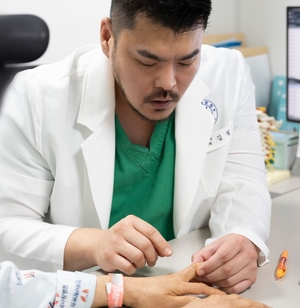 연세사랑병원, 만성 통증 손가락 골관절염에 ‘미세동맥 색전술’ 시행