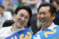 민주당 새 지도부 오늘 결정…金 ‘과반 직행’ vs 鄭 ‘막판 뒤집기’