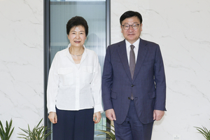 정점식, 박근혜 ‘감사’ 예방에… 홍준표 “원내대표가 왜 설치나” 비난