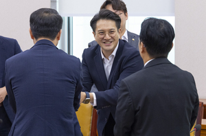 민주당 청년최고위원에 ‘청년’은 없었다…‘기득권’ 전용기 지명 두고 파열음