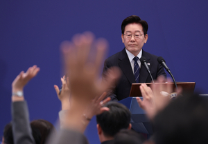 李대통령 “부동산 공화국 탈피 총력…집값 상승, 유동성도 원인”