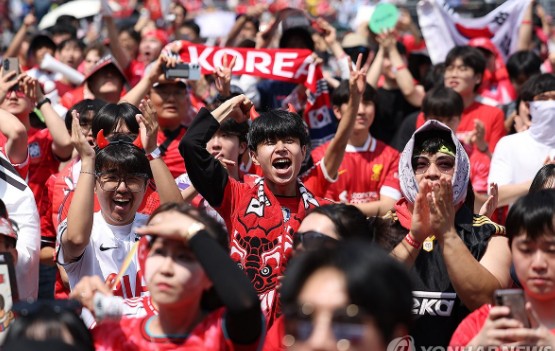 전쟁·불황 속 역대 최대 월드컵 개막…‘브런치 응원’ 해볼까