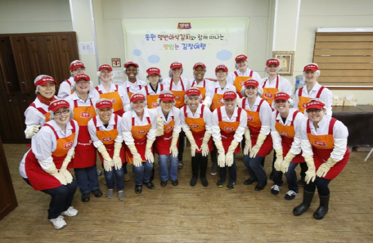 동원F&B, 주한 미군 부인들 대상 '한국 김치 문화' 체험