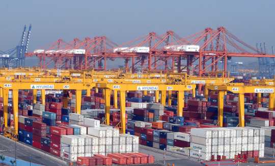 수출입 화물 가득찬 부산 신항