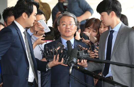 질문에 답하는 홍만표 변호사