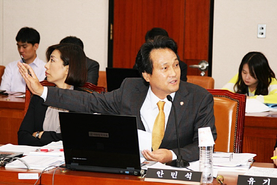 8면-안민석