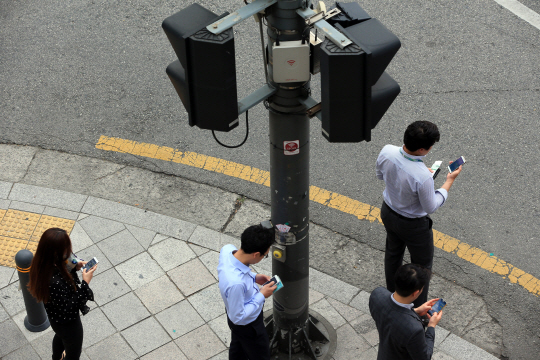 스마트폰과 함께 보행길, 안전하십니까?