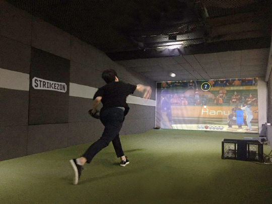 [사진설명] 스트라이크존의 투구모드를 체험 중인 모습