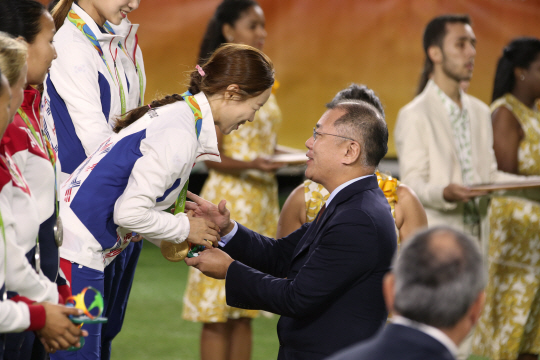 (사진1) 여자 양궁 단체전 금메달 시상식 - 장혜진