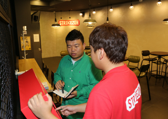 [사진설명] 스트라이크존 스토어매니저 활동 모습