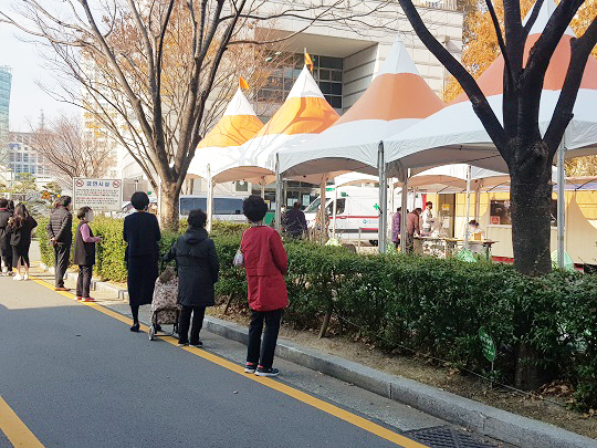 [포토] 부산시, 다시 찾아온 검사 행렬... n차 감염 확산