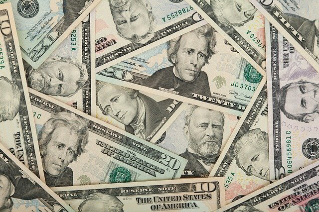 us-dollars-84594_640