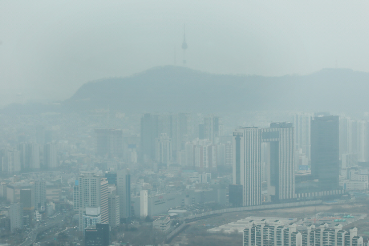 서울 도심에 초미세먼지 가득