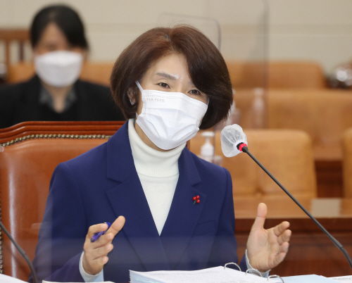 답변하는 한정애 환경부 장관 후보자