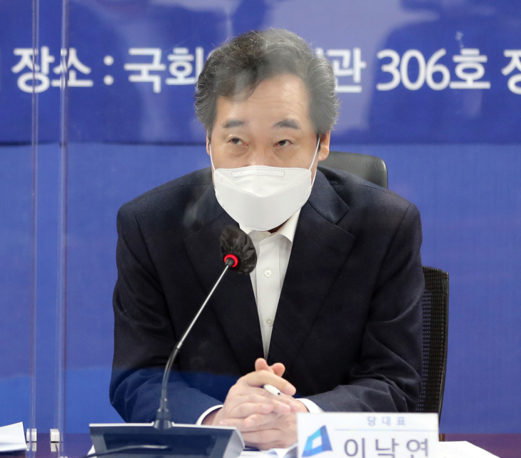 국가경제자문회의에서 발언하는 이낙연 대표