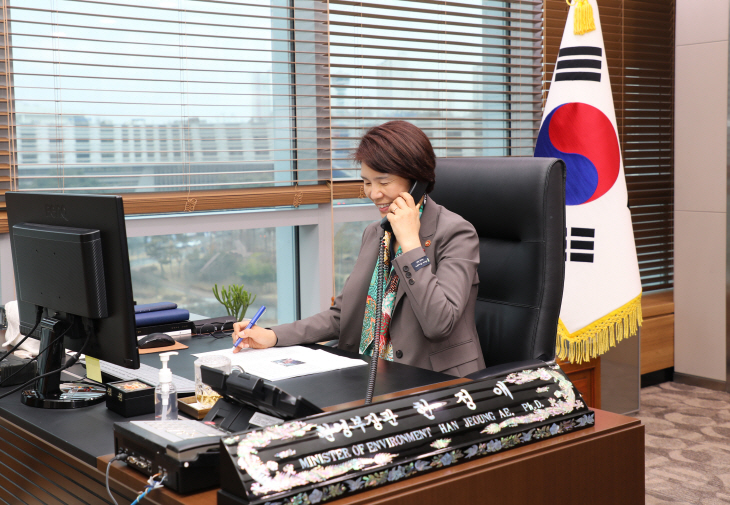 존 케리 미국 기후특사와 통화하는 한정애 장관