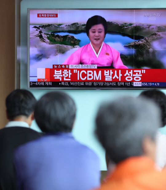 북한 ICBM 발사 성공 보는 시민들<YONHAP NO-2518>