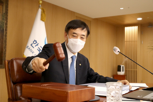 의사봉 두드리는 이주열 총재