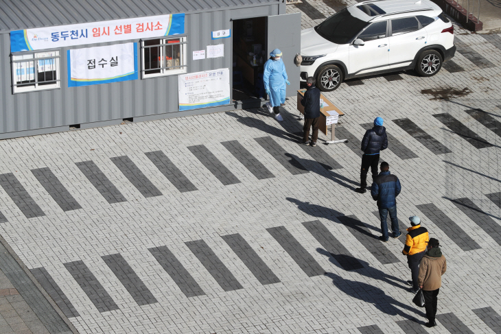 드리우는 코로나19의 그림자
