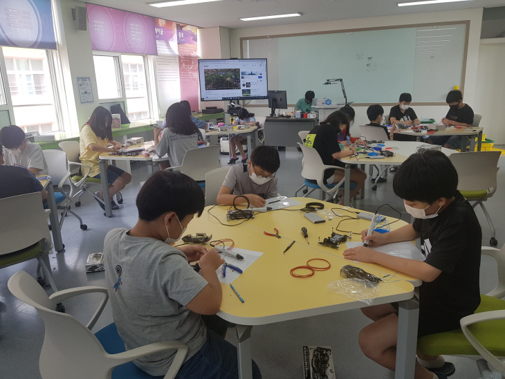 3D펜을 활용한 레이싱카 만들기 수업 모습