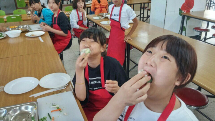 성주 중앙초 학생 동아리 활동으로 채식 요리를 시식하고 있다